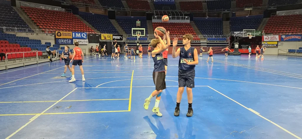 Allenamento al tiro nel palazzetto del Baskonia a Vitoria