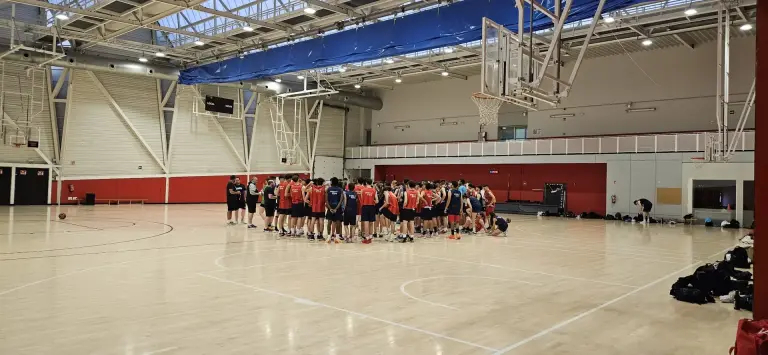 I partecipanti del camp Baskonia in cerchio a centrocampo