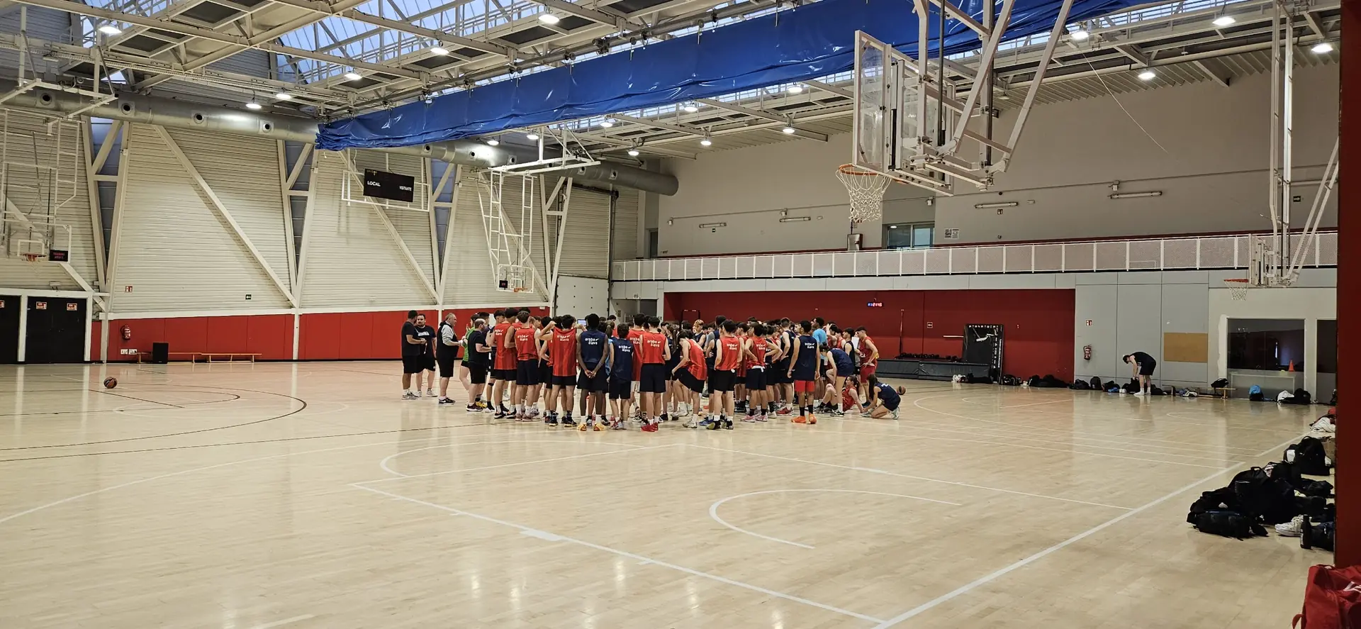 I partecipanti del camp Baskonia in cerchio a centrocampo