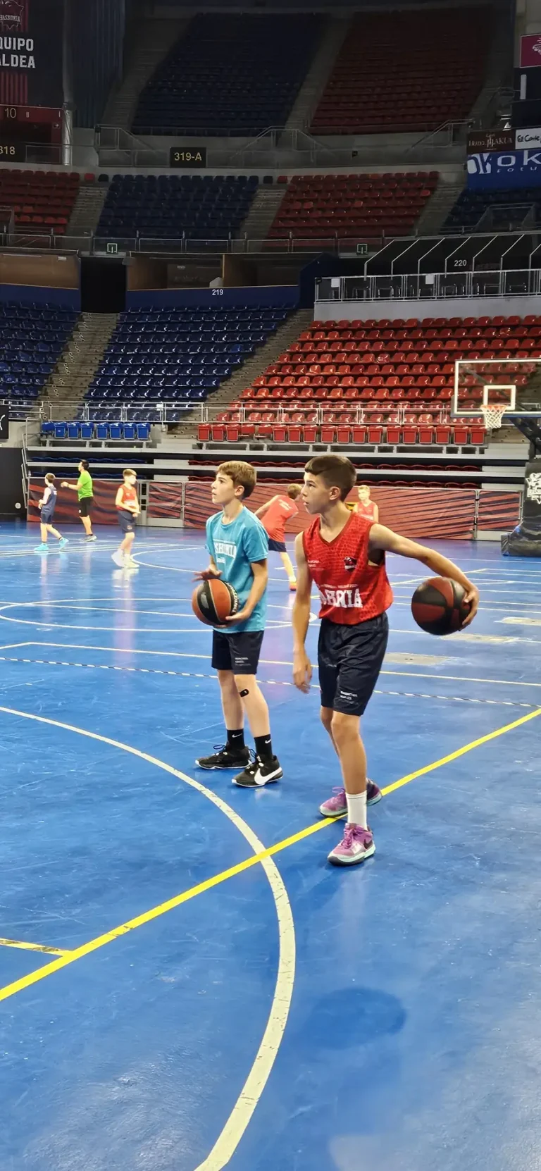Due ragazzi con il pallone sul parquet del camp Baskonia