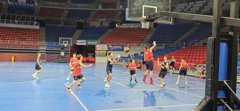 Esercizi di gruppo nell'arena del Baskonia a Vitoria