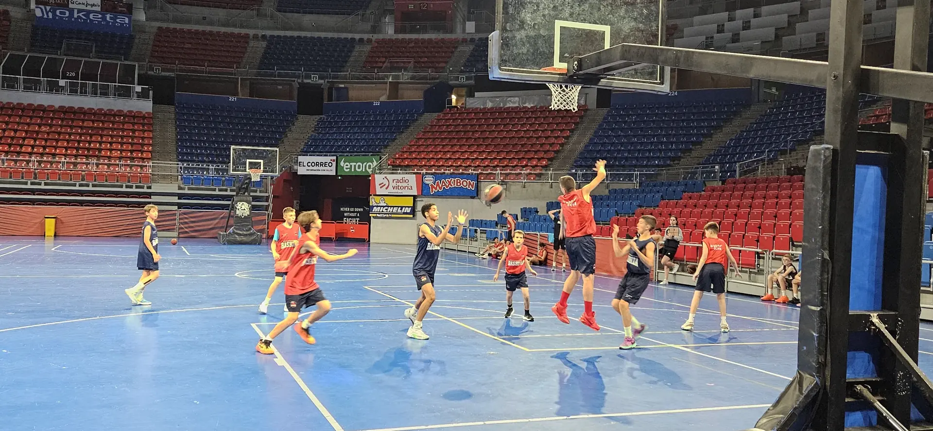 Esercizi di gruppo nell'arena del Baskonia a Vitoria
