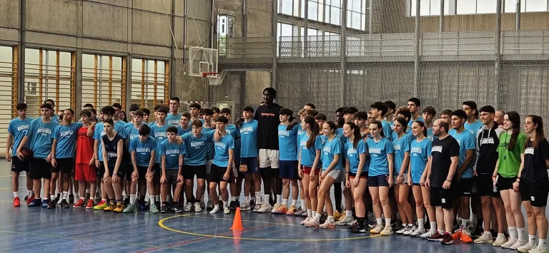 Tutti i partecipanti del camp Baskonia riuniti in palestra
