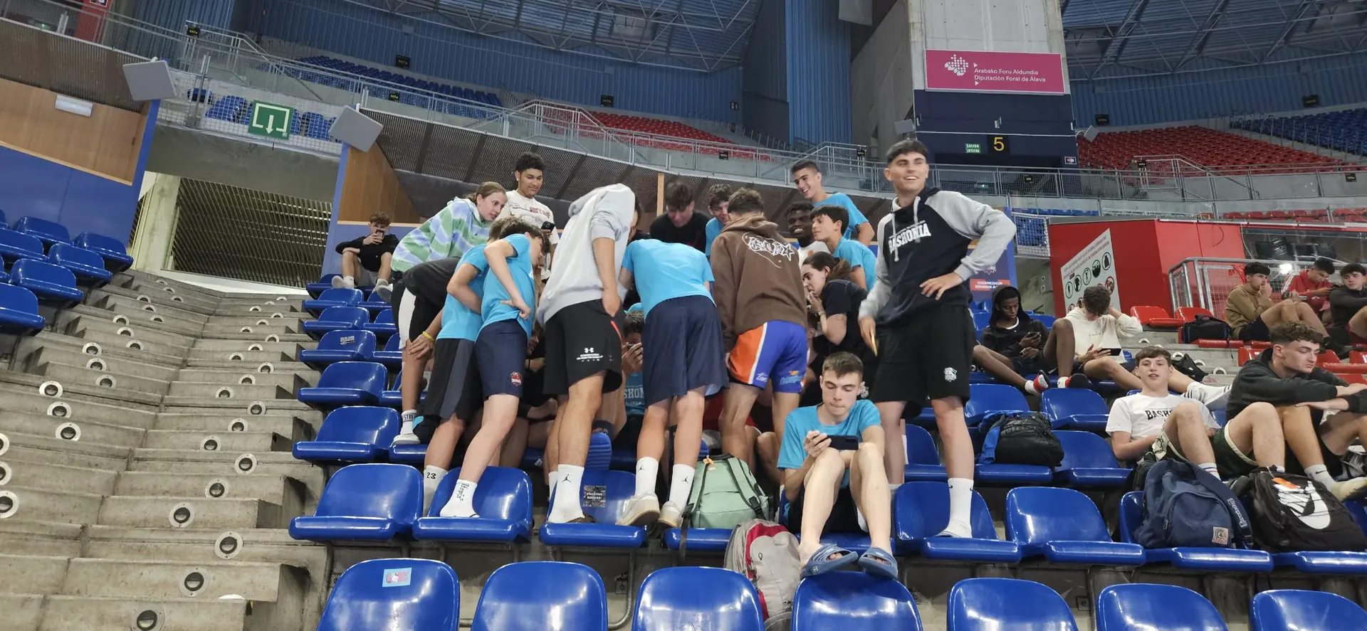 Il gruppo del camp Baskonia sulle tribune del palazzetto