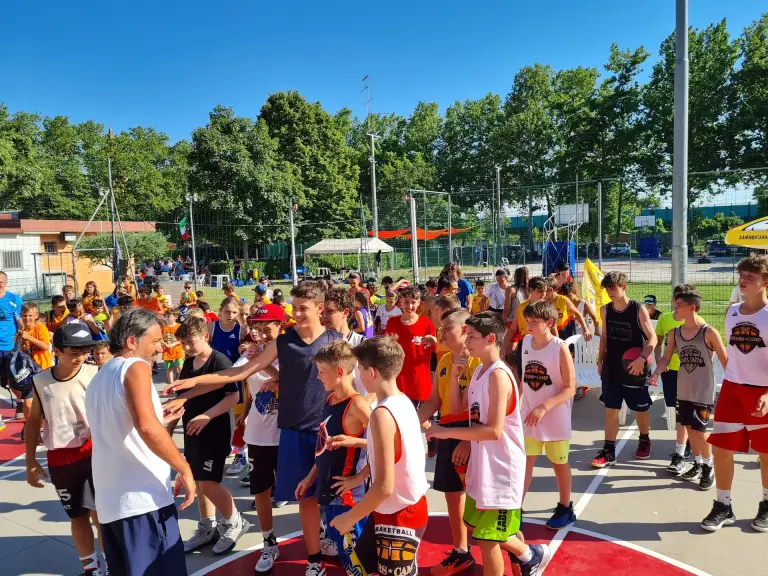 Tutti i ragazzi del day camp di Forlì riuniti sul campo