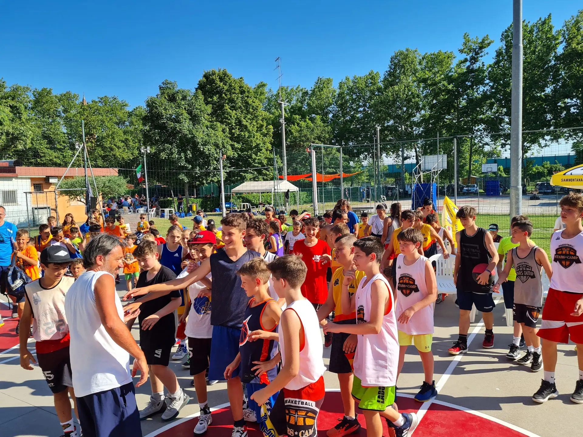 Tutti i ragazzi del day camp di Forlì riuniti sul campo