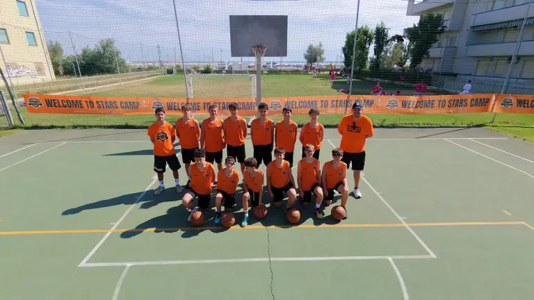 Foto di squadra con la maglia arancione al camp di Misano Adriatico