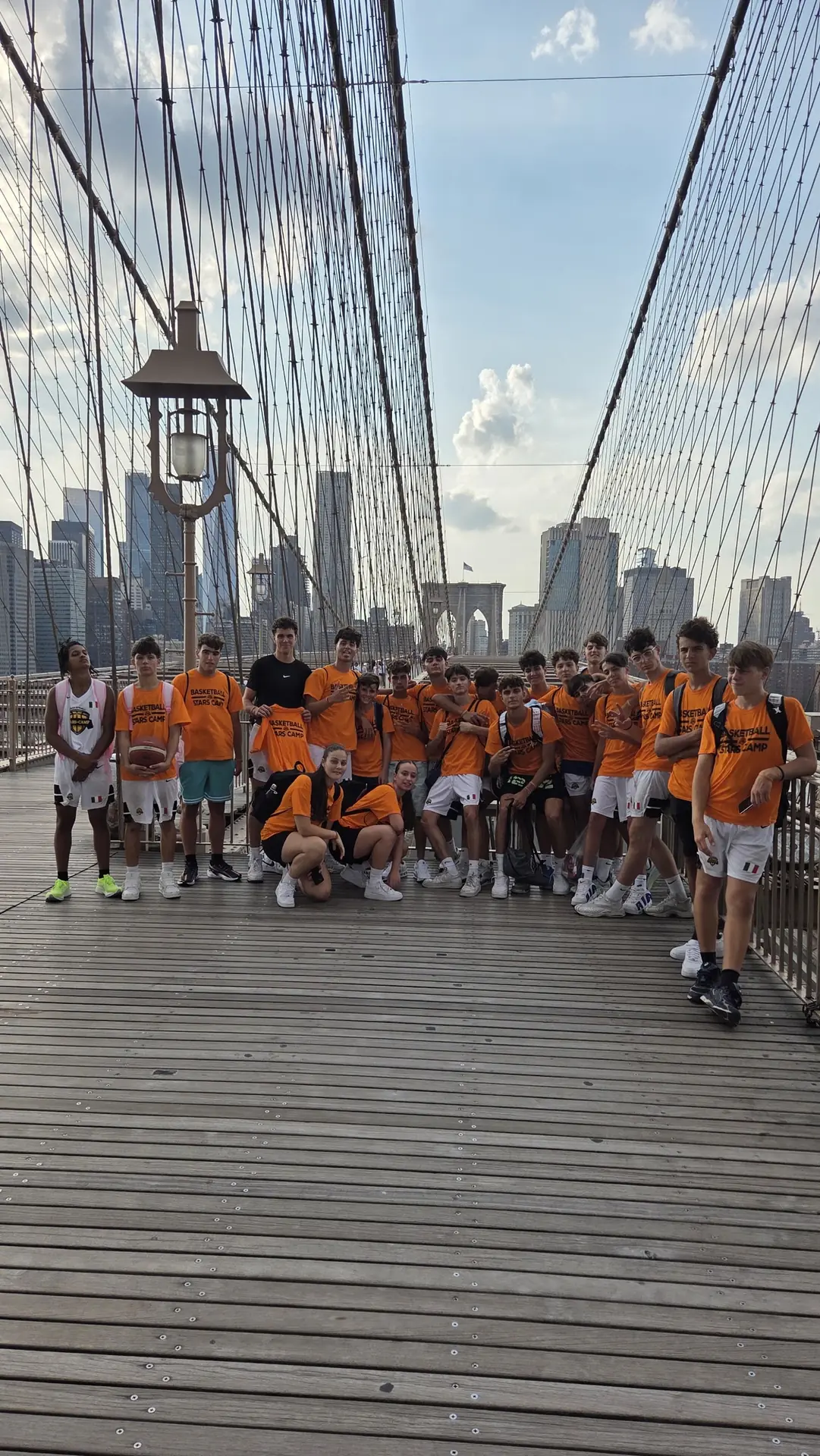 Foto di gruppo dello Stars Camp sul ponte di Brooklyn