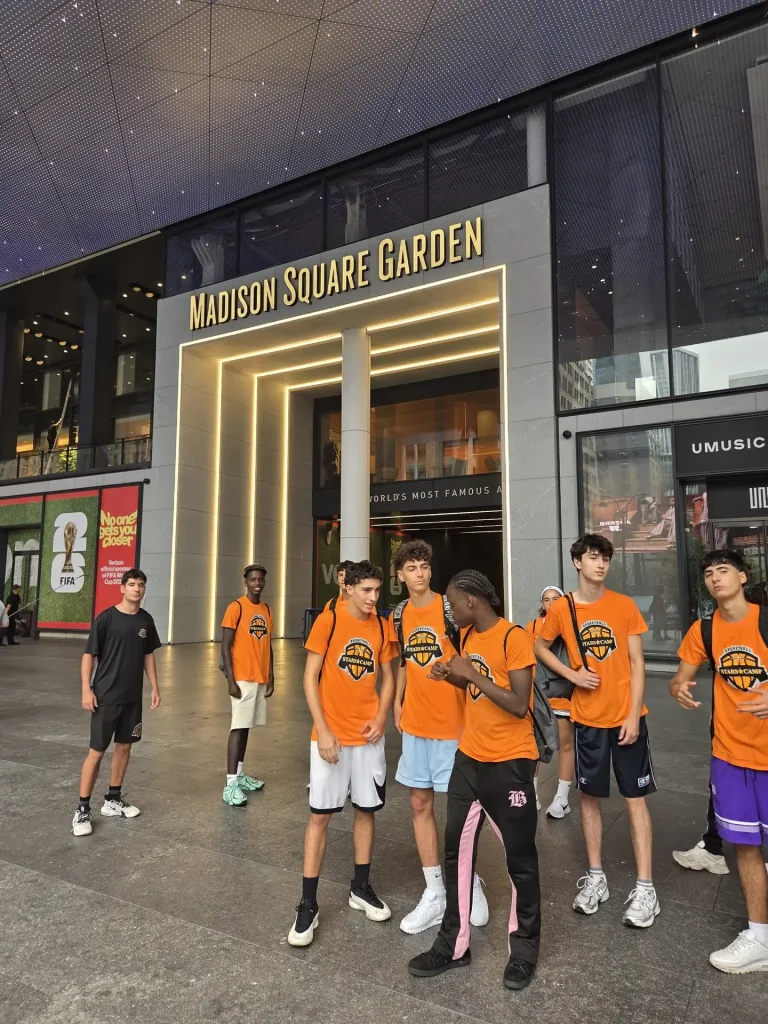 Ragazzi dello Stars Camp con la maglia arancione davanti al Madison Square Garden di New York