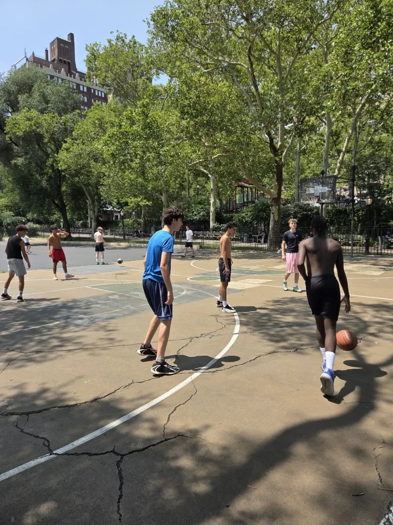 Partita al playground di New York durante il camp negli Stati Uniti