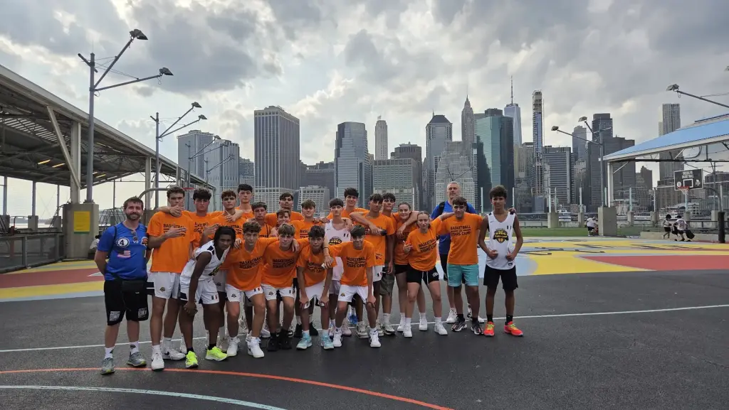 Il gruppo dello Stars Camp con lo skyline di Manhattan alle spalle