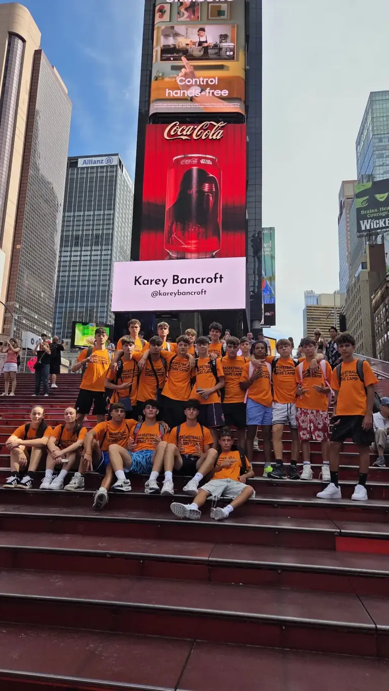 I ragazzi dello Stars Camp sulla scalinata rossa di Times Square