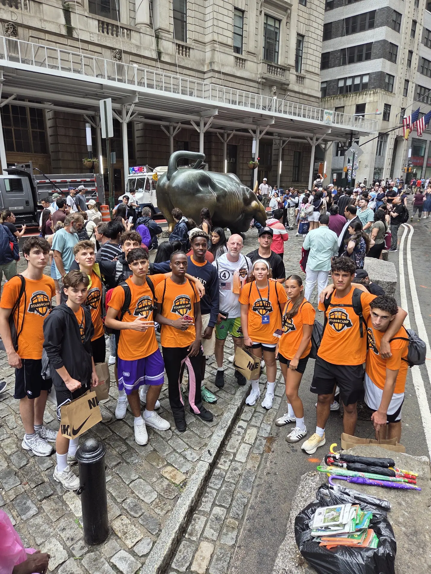 I ragazzi dello Stars Camp attorno al toro di Wall Street
