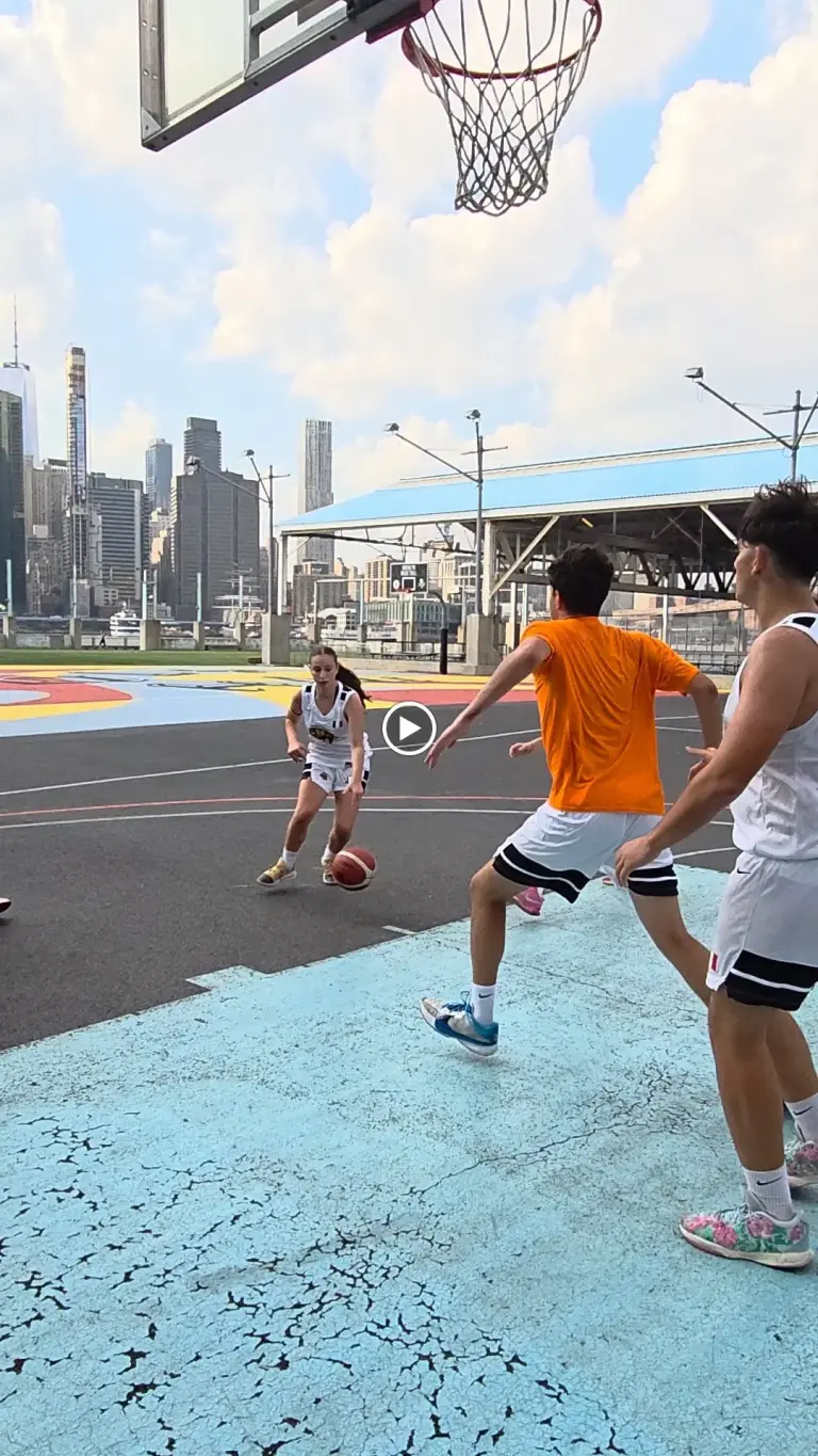 Uno contro uno al playground di Brooklyn, con lo skyline sullo sfondo