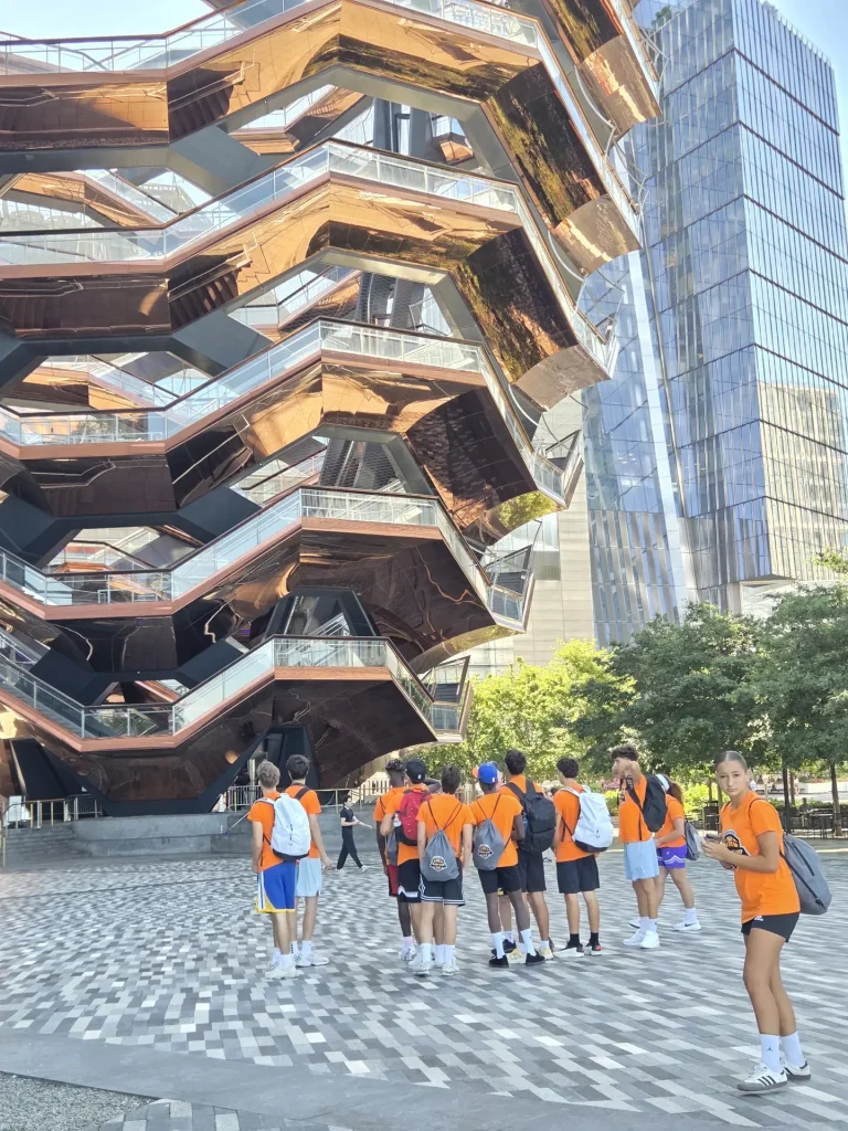 Foto di gruppo dello Stars Camp davanti al Vessel di Hudson Yards, New York