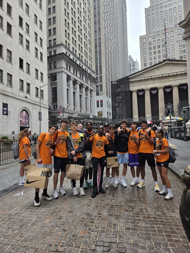Il gruppo dello Stars Camp a Wall Street, New York
