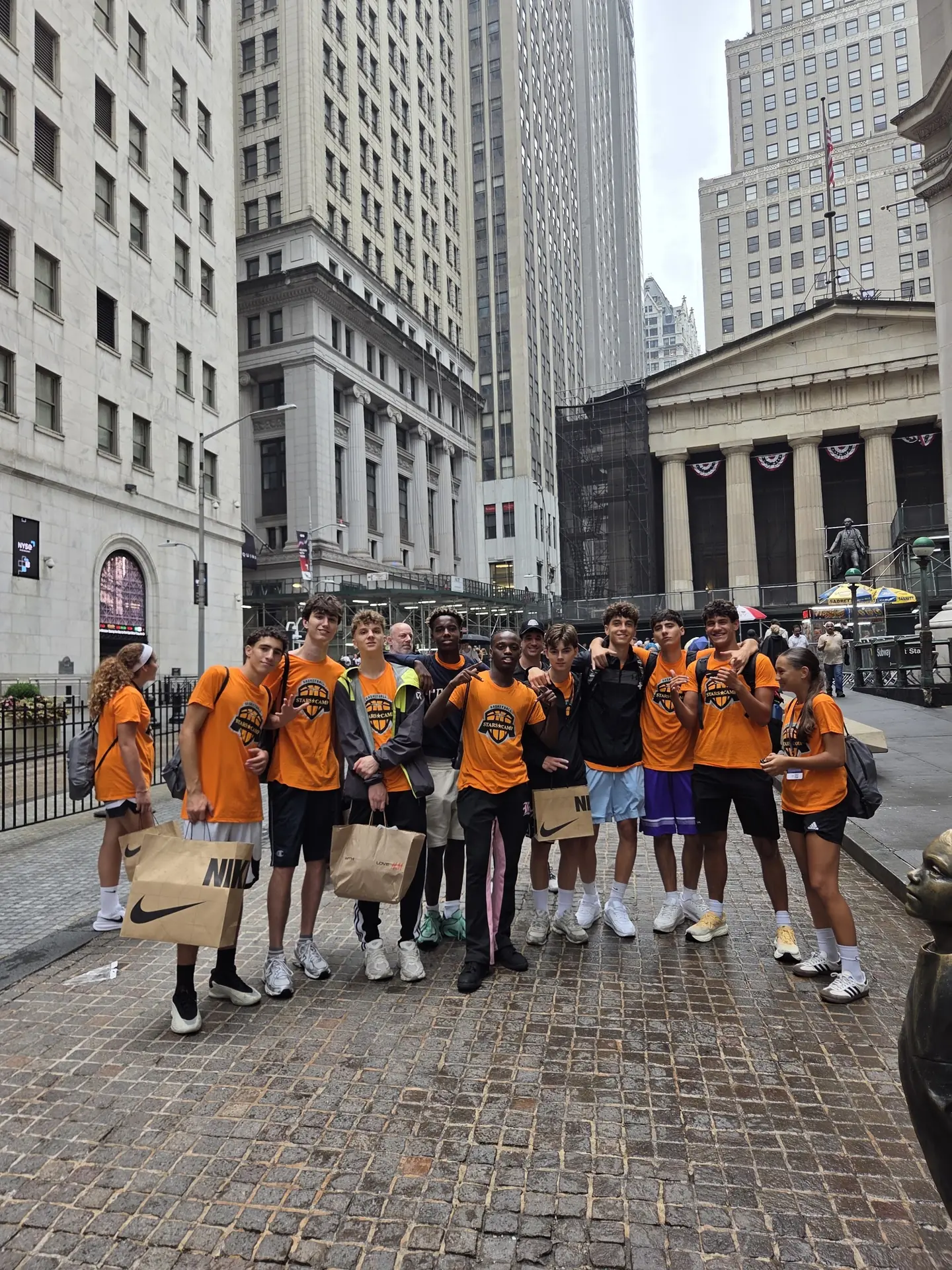 Il gruppo dello Stars Camp a Wall Street, New York